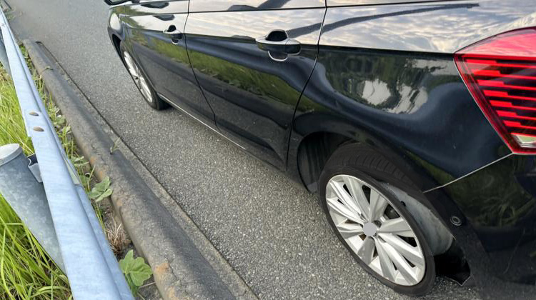 自動車走行中のタイヤのバーストに注意！体験談から原因と予防方法を解説！