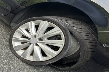 タイヤのバースト状態