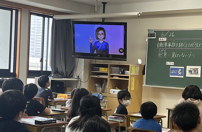 「Emma(エマ)」によるレクチャーをしている写真