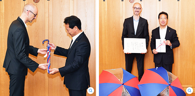 旭川市役所で西川将人市長へ傘と目録を贈呈