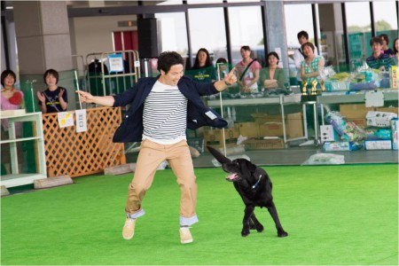 のびのびとドッグダンスを楽しむ島本さんとコマジ